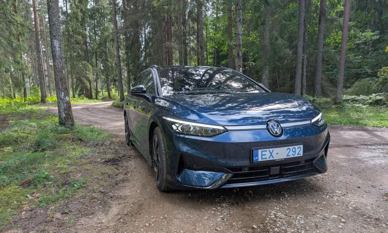 Ühepäevast ringsõitu tehes ei saa ID.7 aku veel tühjaks. Laadida võib õhtul kodus või kiirlaadijas.