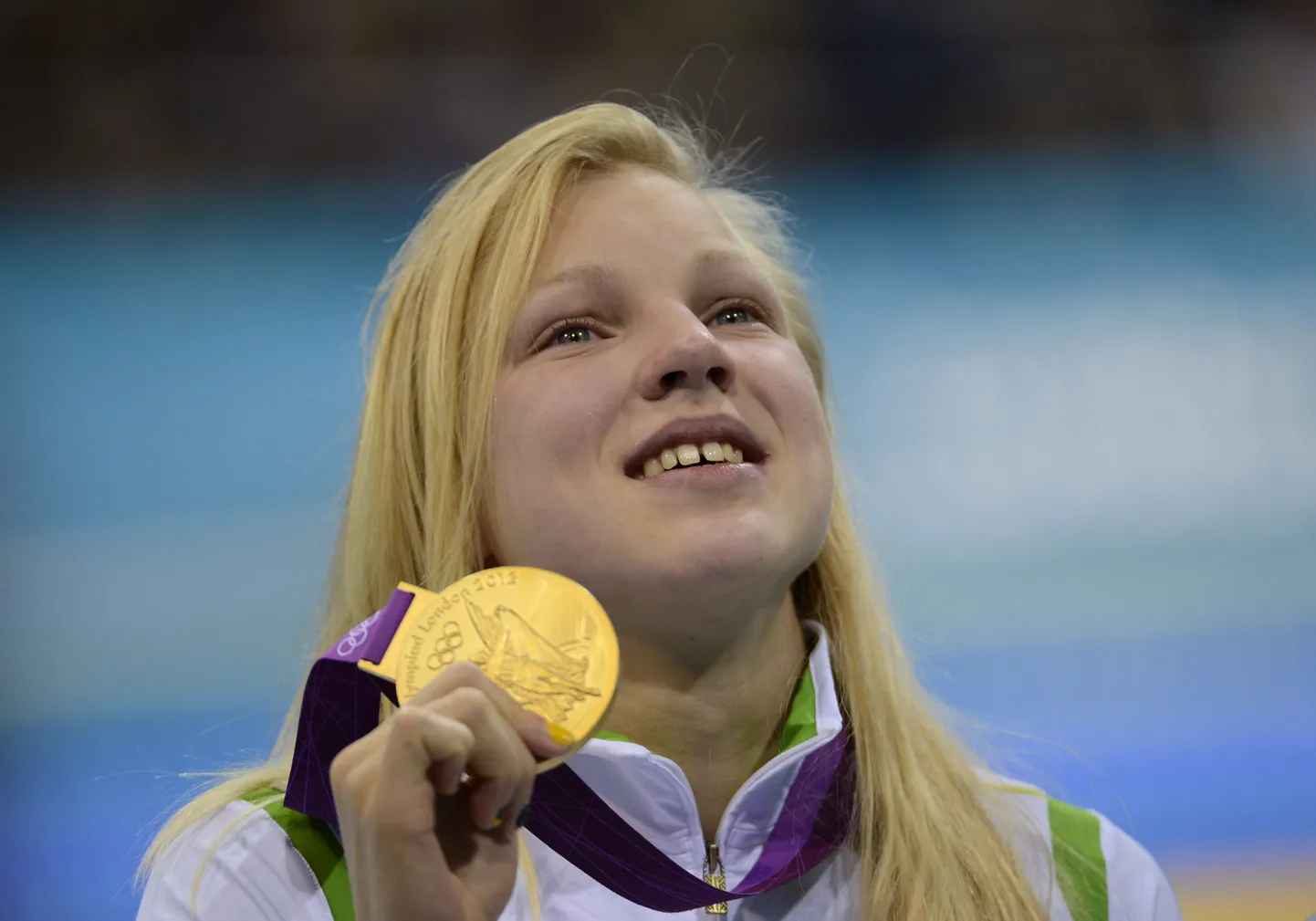 Ruta Meilutyte Londoni olümpiakullaga.