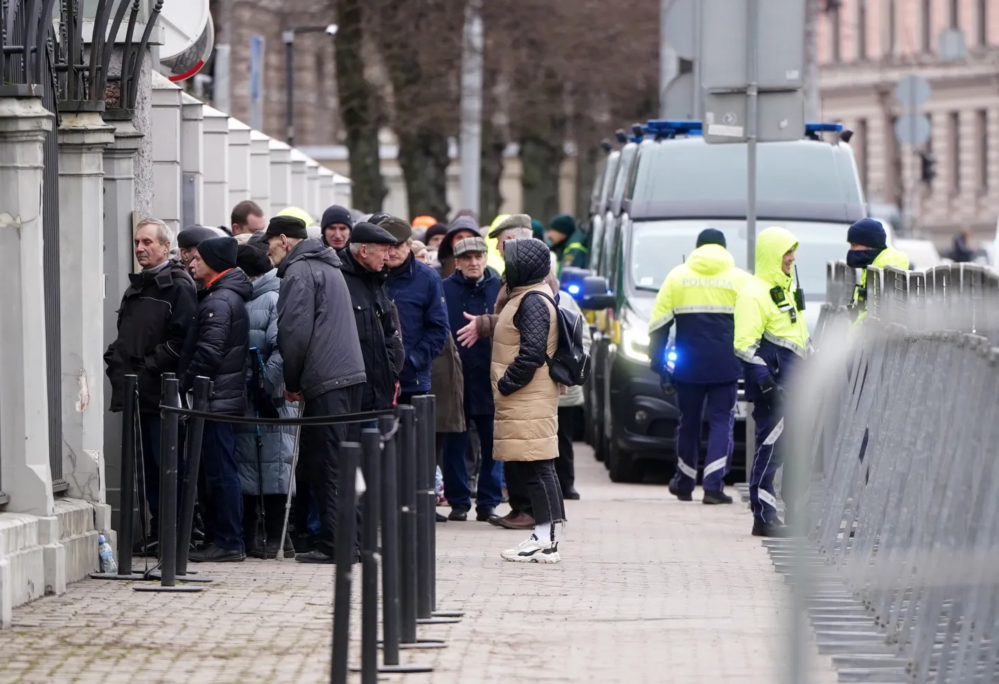Cilvēki stāv rindā pie Krievijas vēstniecības ēkas Rīgā, kur iespējams nobalsot Krievijas prezidenta vēlēšanās.