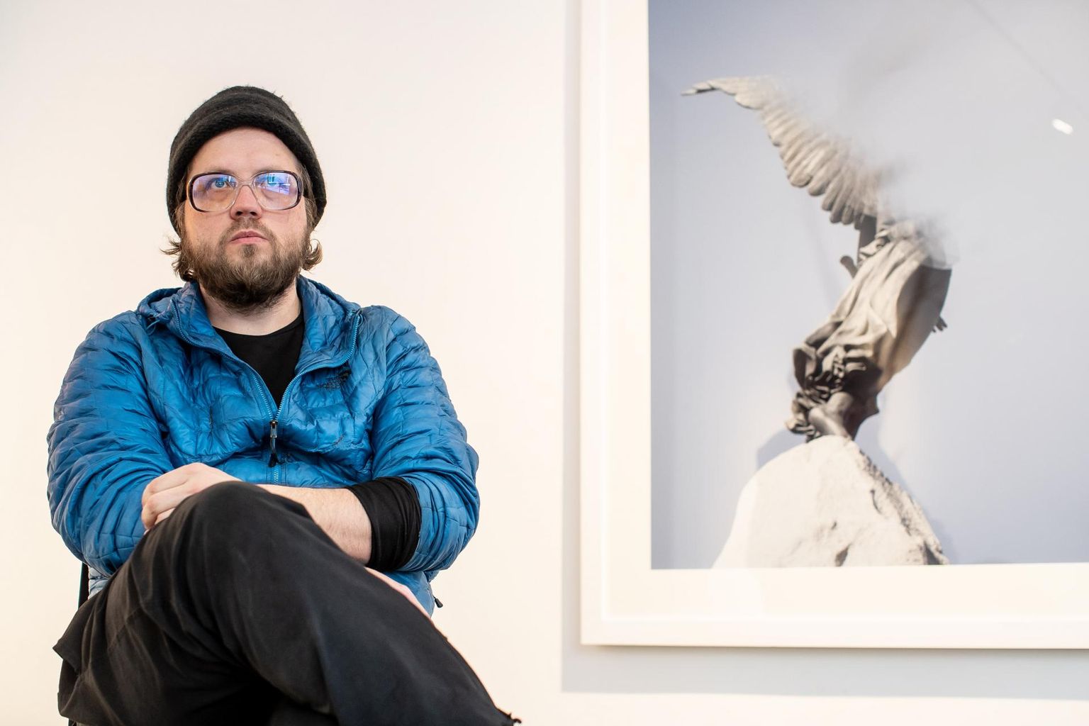 Kunstnik Tanel Rander oma näitusega Hobusepea galeriis. FOTO: Sander Ilvest