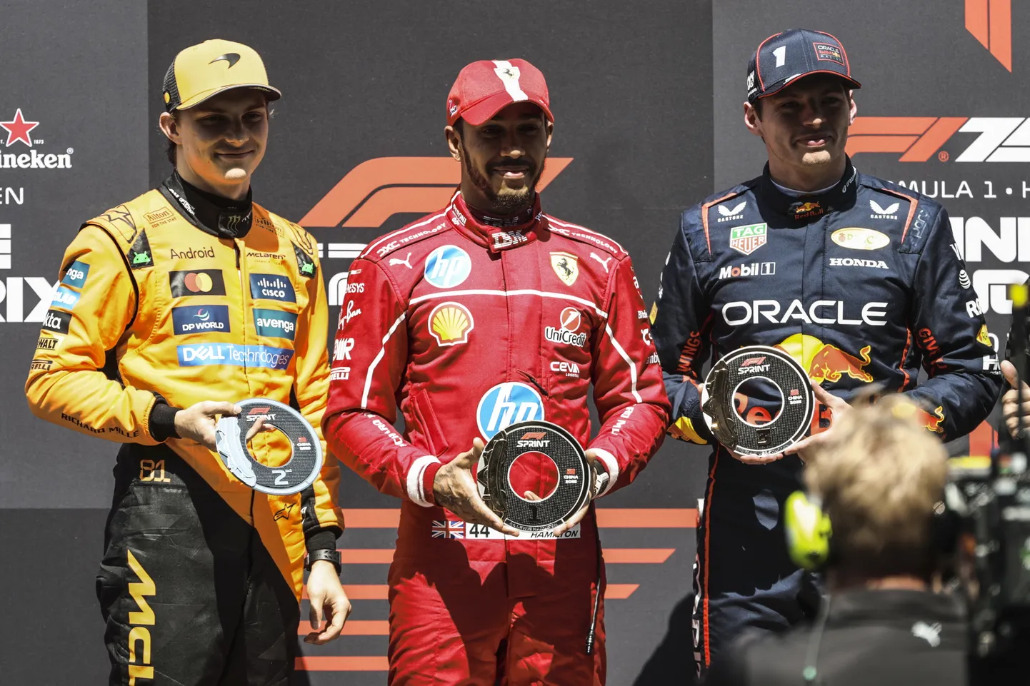 Hiina F1 sprindi esikolmik (vasakult): teiseks tulnud Oscar Piastri, võitja Lewis Hamilton ja kolmandana lõpetanud Max Verstappen.