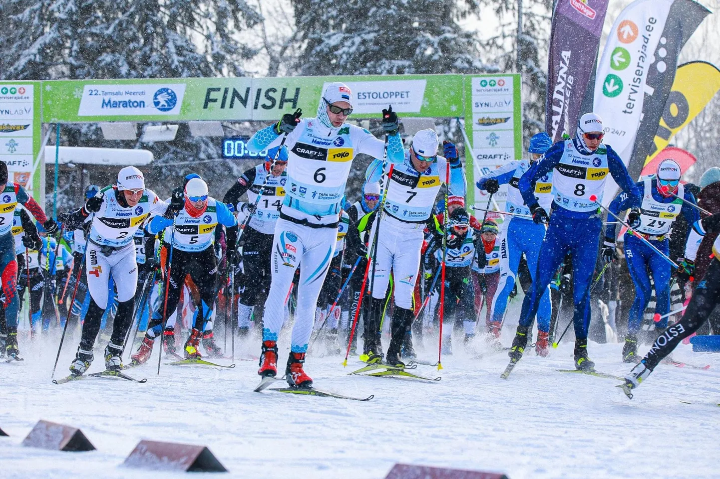 Tühi kott ei seisa püsti. Suusahuvilised kohtusid laupäeval Tamsalu–Neeruti suusamaratonil. Üks on lõbu ja töö, kuid maratoonaritele varutakse piisavalt eri toidupoolist, et peale sõitu saaks spordisõbrad oma energiavarud taastada.