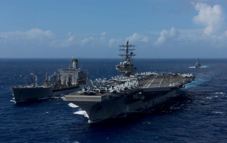 USS Ronald Reagan Okinawa lähedal.