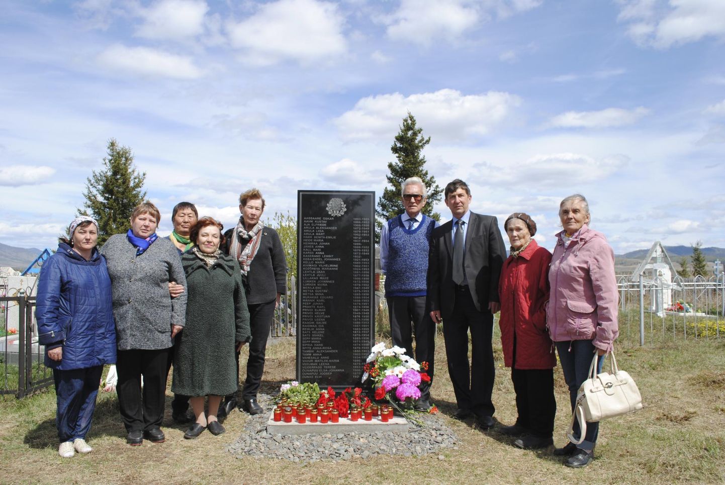 Kuno Raude (paremalt neljas) on rahul, et Verhne-Ussinskojes surnud küüditatute mälestus on monumendina jäädvustatud.
