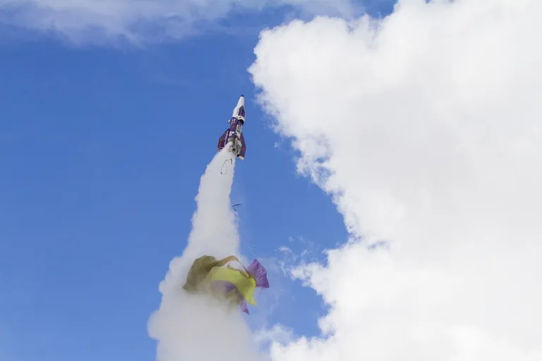 «Mad» Mike Hughes Lendamas Californias Barstow's omaehitatud raketiga. Ta hukkus katsetuses