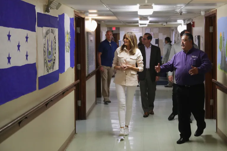 Melania Trump külastas Texases illegaalide keskust