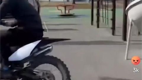 VIDEO ⟩ «Sellel lapsel oli tõesti kaitseingel!» Motikamees kimas läbi mänguväljaku