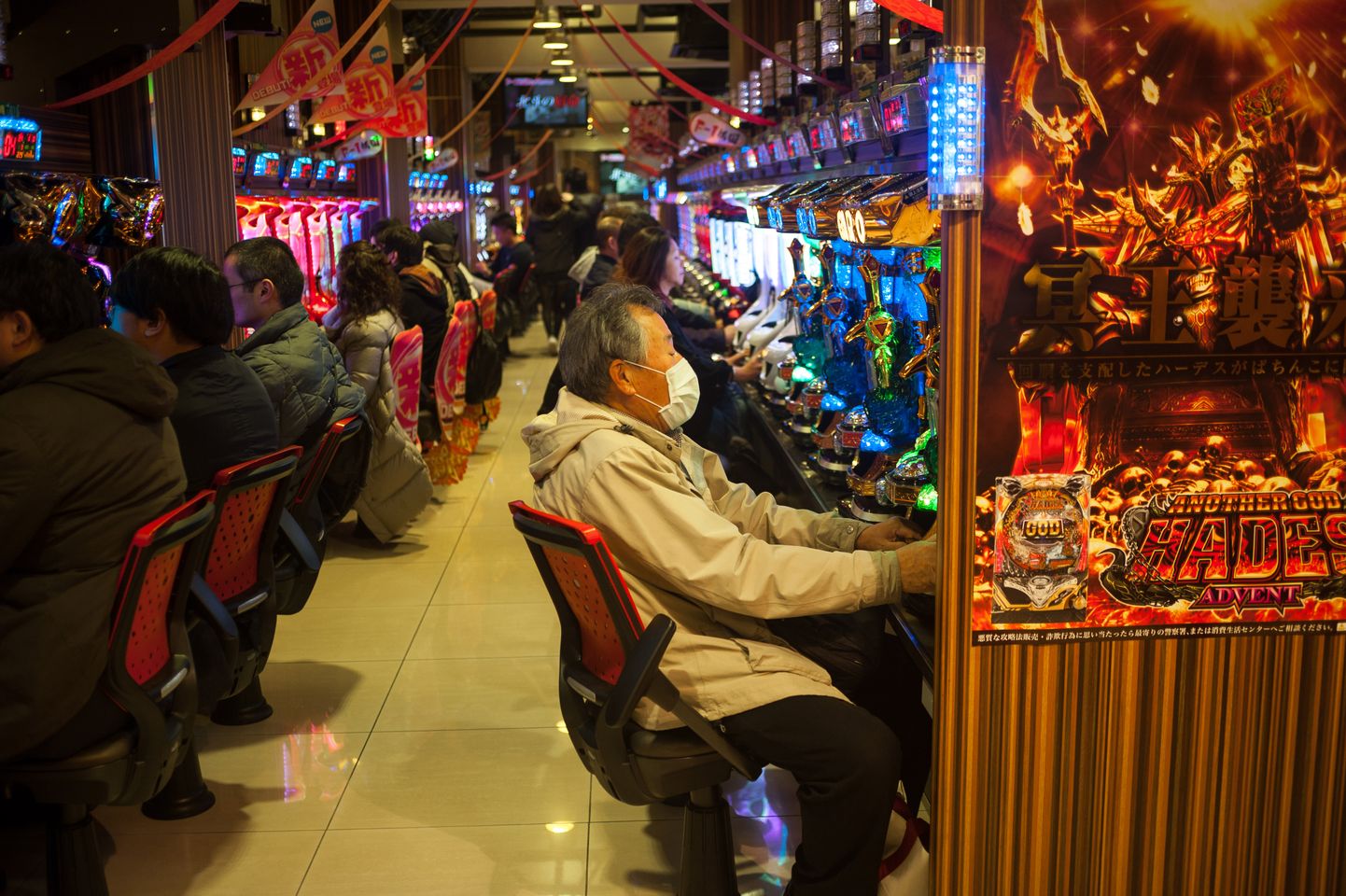 Jaapanlased 2017. aasta detsembris Kyoto linnas mänguautomaaide taga populaarset hasartmängu pachinko mängimas.