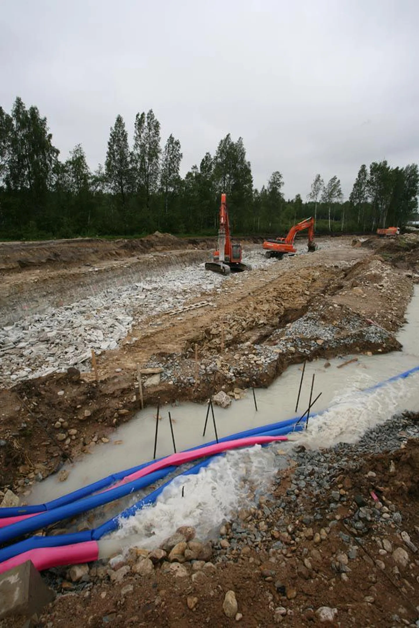 Et ehitajad saaksid tööd teha, tuleb Valgma viadukti aluse tee süvendist pidevalt sinna kogunevat pinnavett välja pumbata.