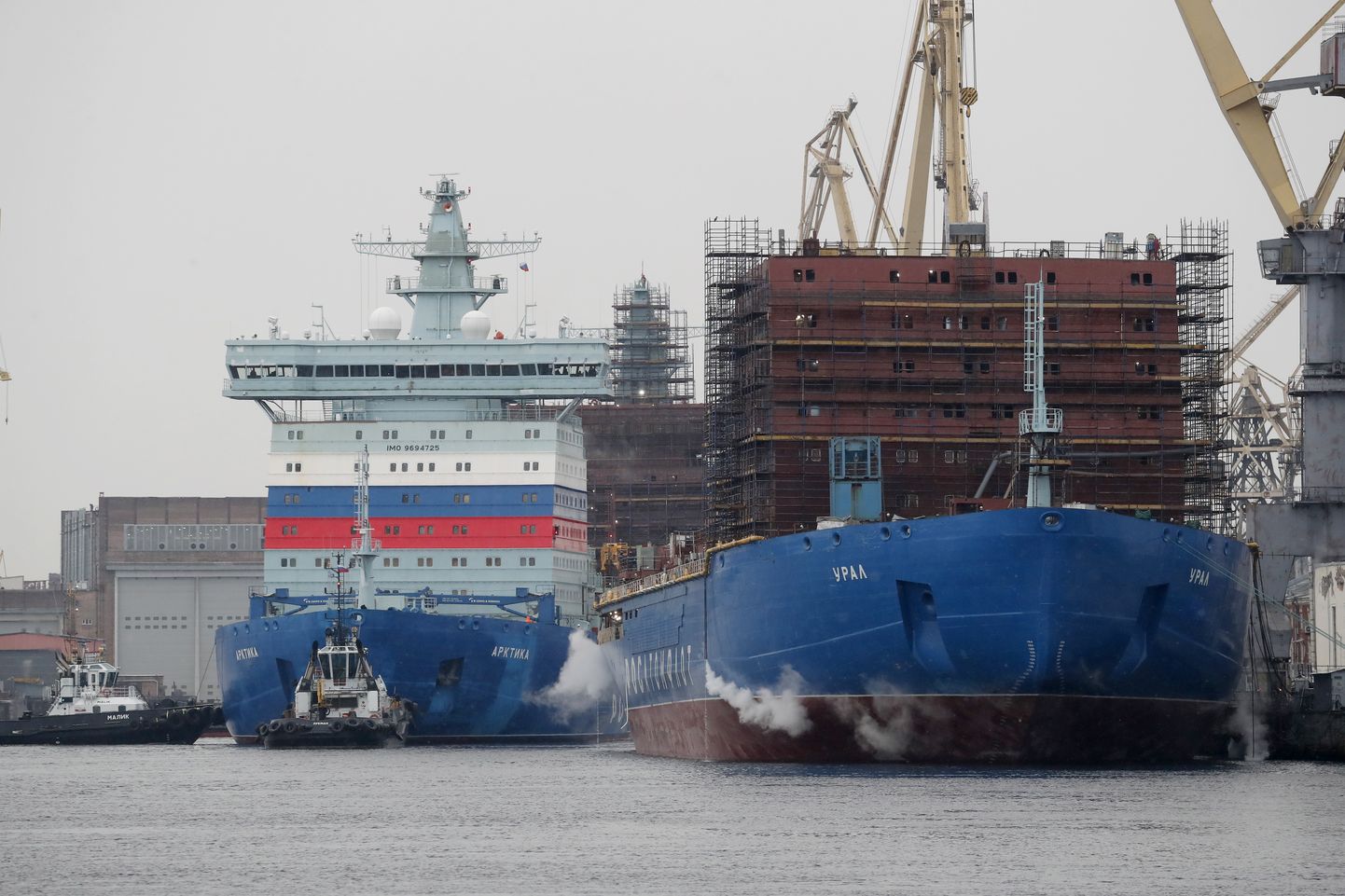 Vene jäälõhkujate laevastikku kuuluv maailma suurim jäälõhkuja Arktika (vasakul) laupäeval Peterburis.
