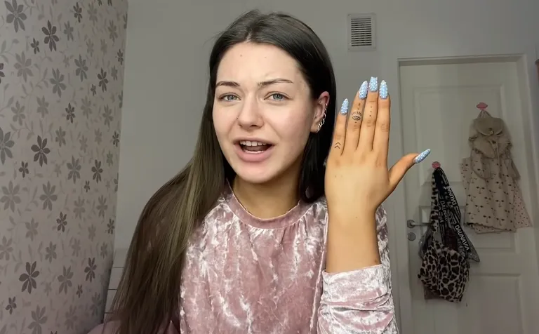 Seidi Voogre näitas Youtube'is, kui valge on ta nägu enne meikimist.