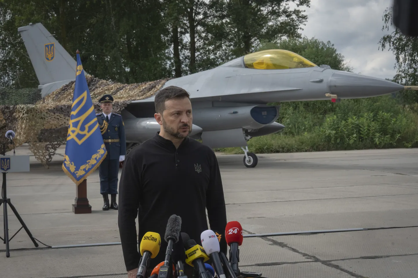 Ukraina president Volodõmõr Zelenskõi rääkimas meediaga Ukraina õhujõudude F-16 hävitajate taustal, 4. augustil 2024. aastal.