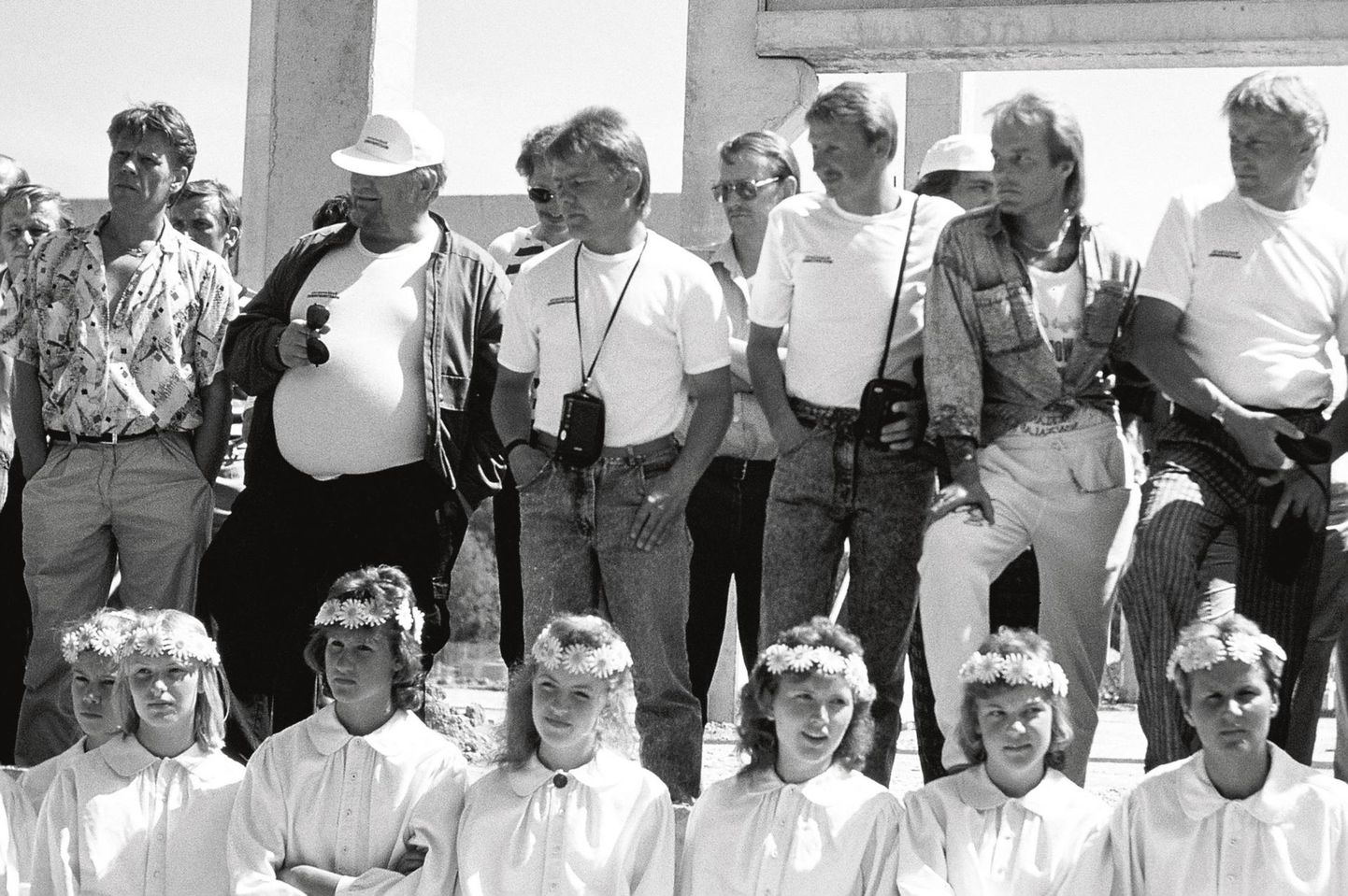 Soome ehitajad ja Eesti neiud Rakvere lihakombinaadi nurgakivitseremoonial 1988. aasta suvel.