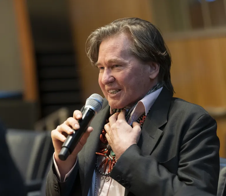 Val Kilmer 2019. aasta juulis. Kõrivähiravi on staari häälele ränka mõju avaldanud.