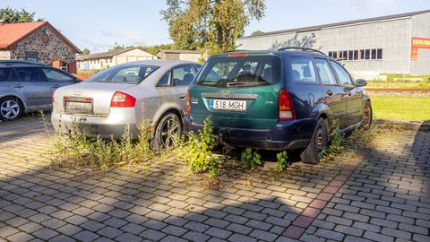 Viljandi vaksali parklas segavad romud teisi sõidukeid