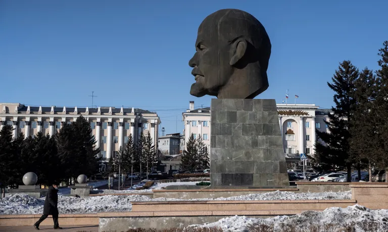 Памятник Ленину га главной площади Улан-Удэ в 2021 году.