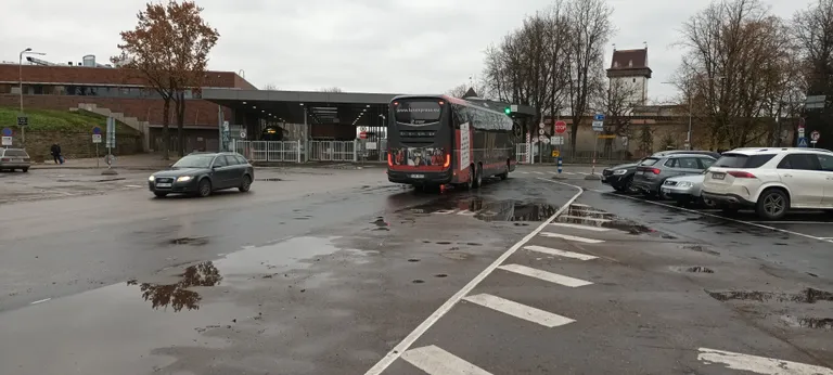 Автобус «Таллинн-Петербург» ждет проезда через пограничные ворота в Нарве, 10 ноября 2023 года.