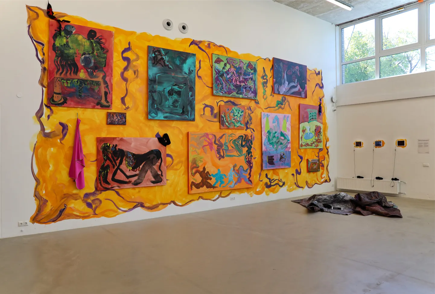 Denisa Štefanigová installatsioon "Shades of Love, Desire, Infidelity and Truth".