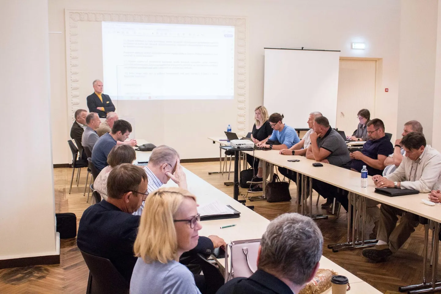 Valga asevallavanem Toomas Peterson andis vallavolikogu ees aru, milliseid tingimusi vallavalitsus Lembitu 2 hoone võõrandamisel plaanib.