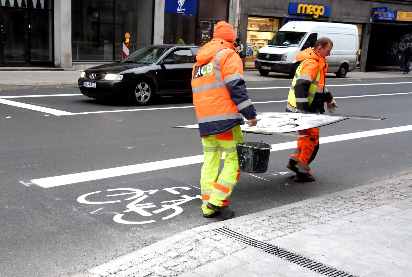 Aleksandra Čaka un Marijas ielā tiek uzkrāsotas velojoslas, atvēlot autotransportam pa vienai joslai katrā virzienā.