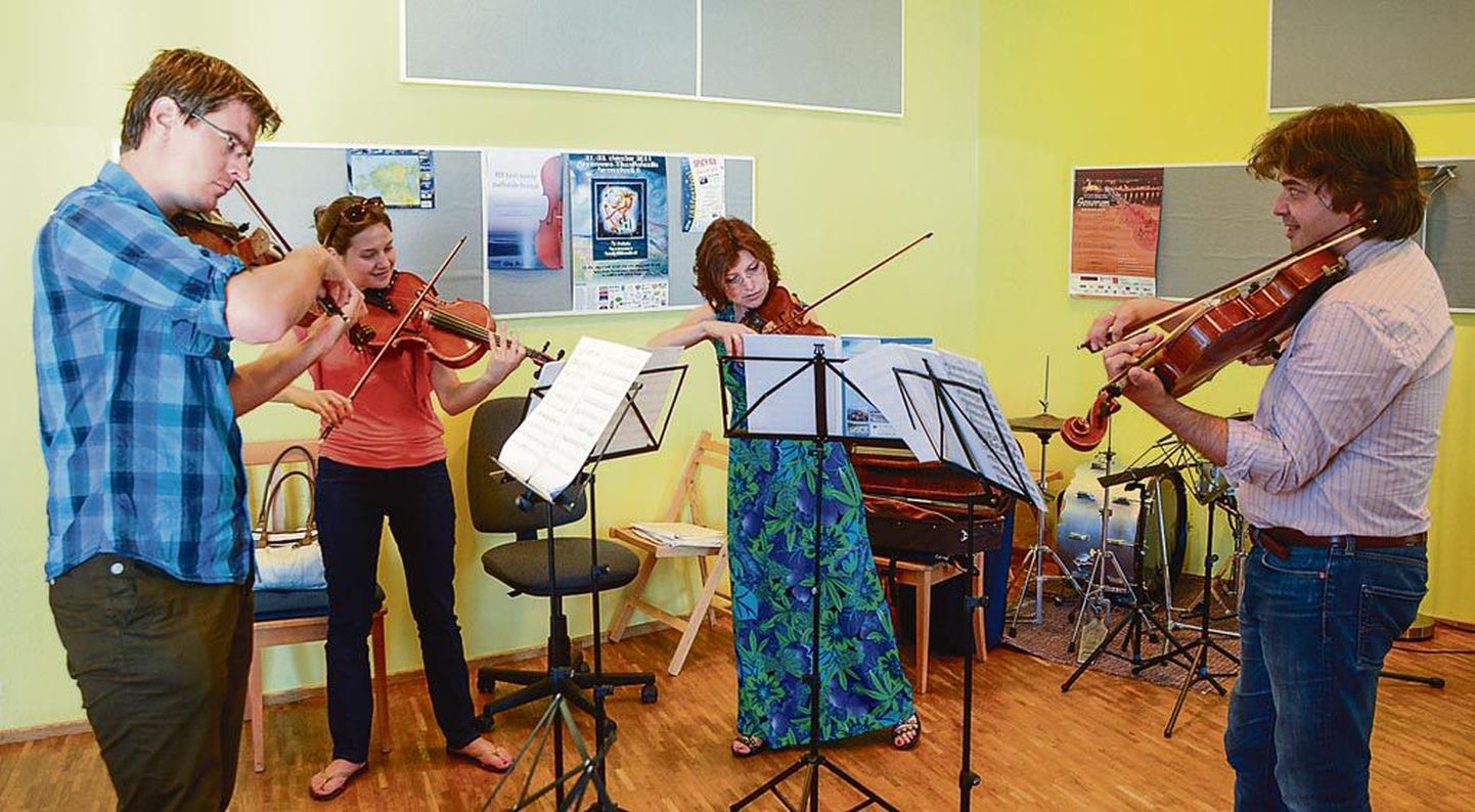 Vioolamängijate pere Zemtsovid, Mikhail (paremal) ja Dana (vasakult teine) ning Julia Dinerstein koos Andres Kaljustega proovis.