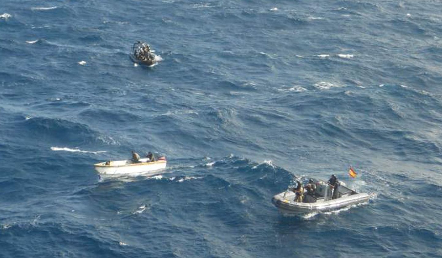 Piraadipaat ja neid oma paatidelt korrale kutsuda üritavad Hispaania mereväelased.