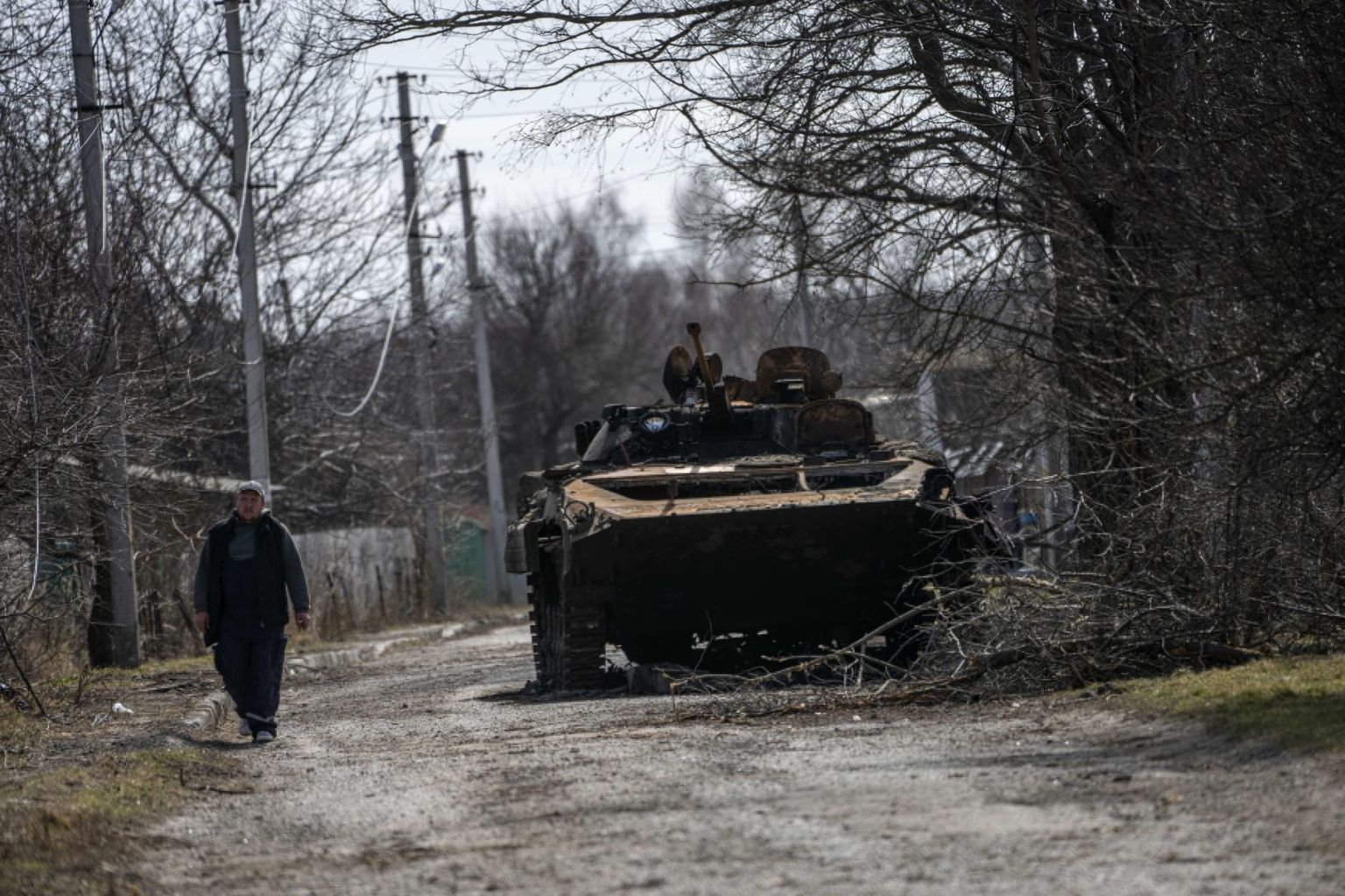 Külaelanik Brovarõ rajoonis hävitatud Vene tanki kõrval 28. märtsil.
 