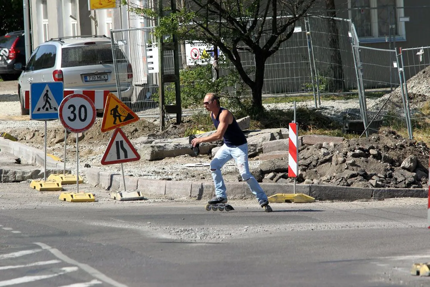 И в городе и на селе дороги изнашиваются и нуждаются в ремонте. На днях начался ремонт улицы Техника в Таллинне.