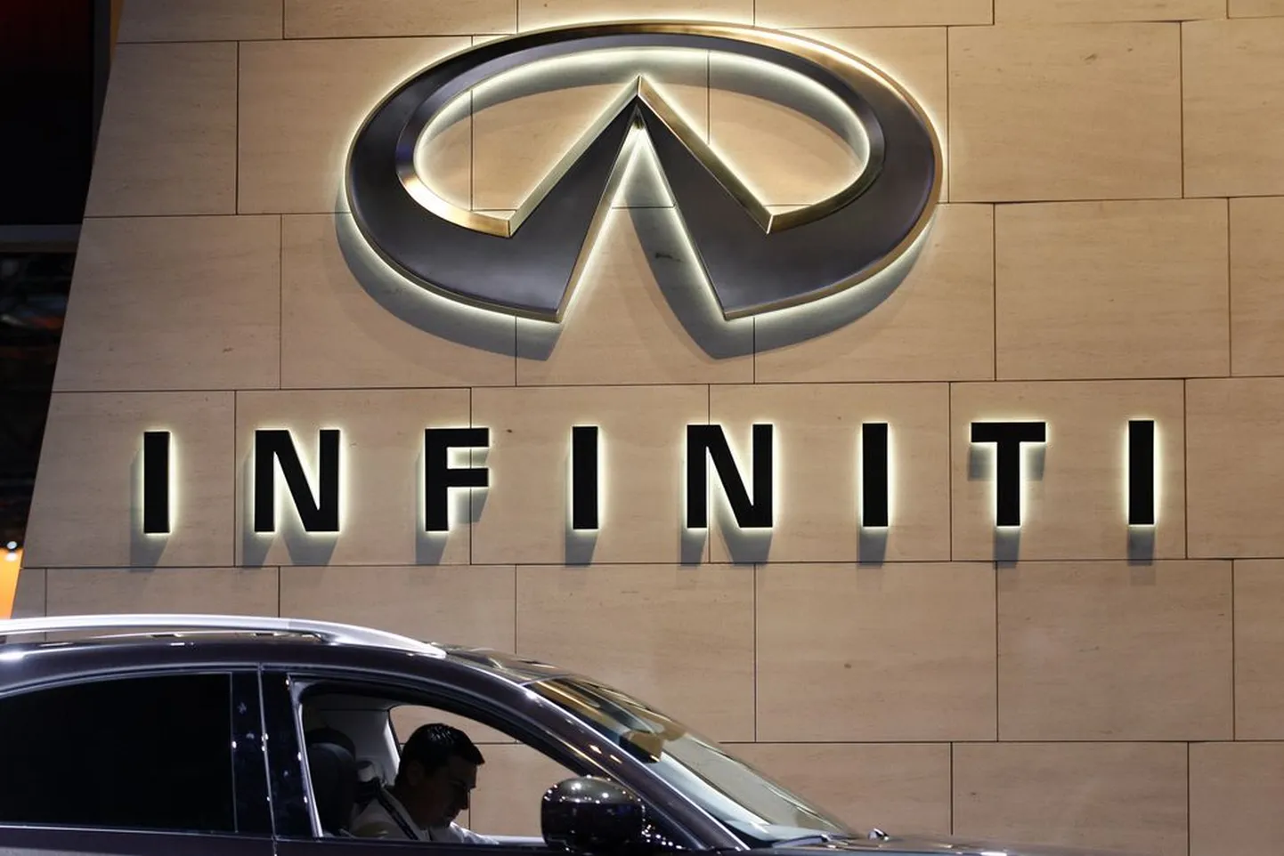 Infiniti väljapanek New Yorgi automessil..