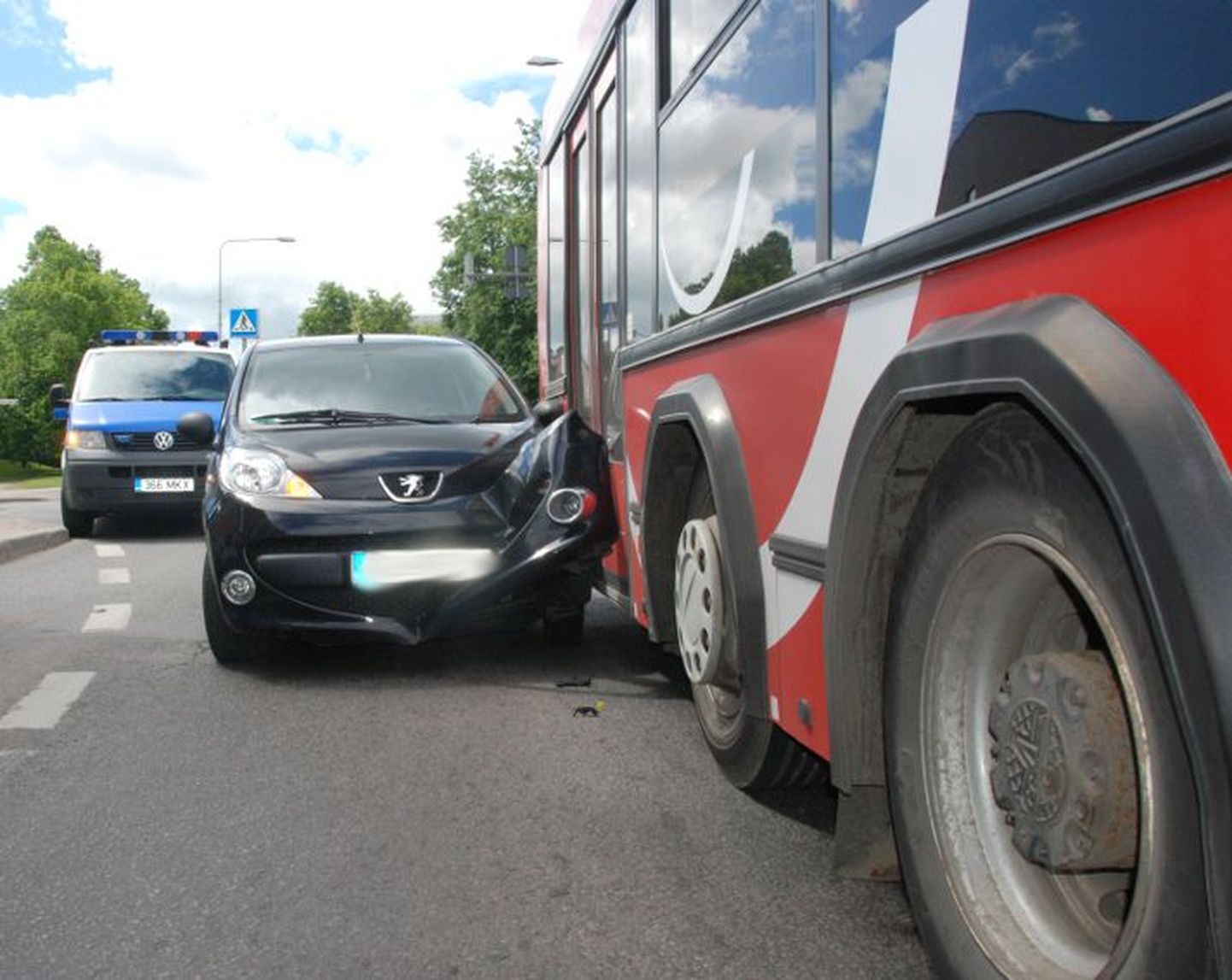 Sõiduauto ja linnaliinibussi avarii Tartus Riia tänaval.