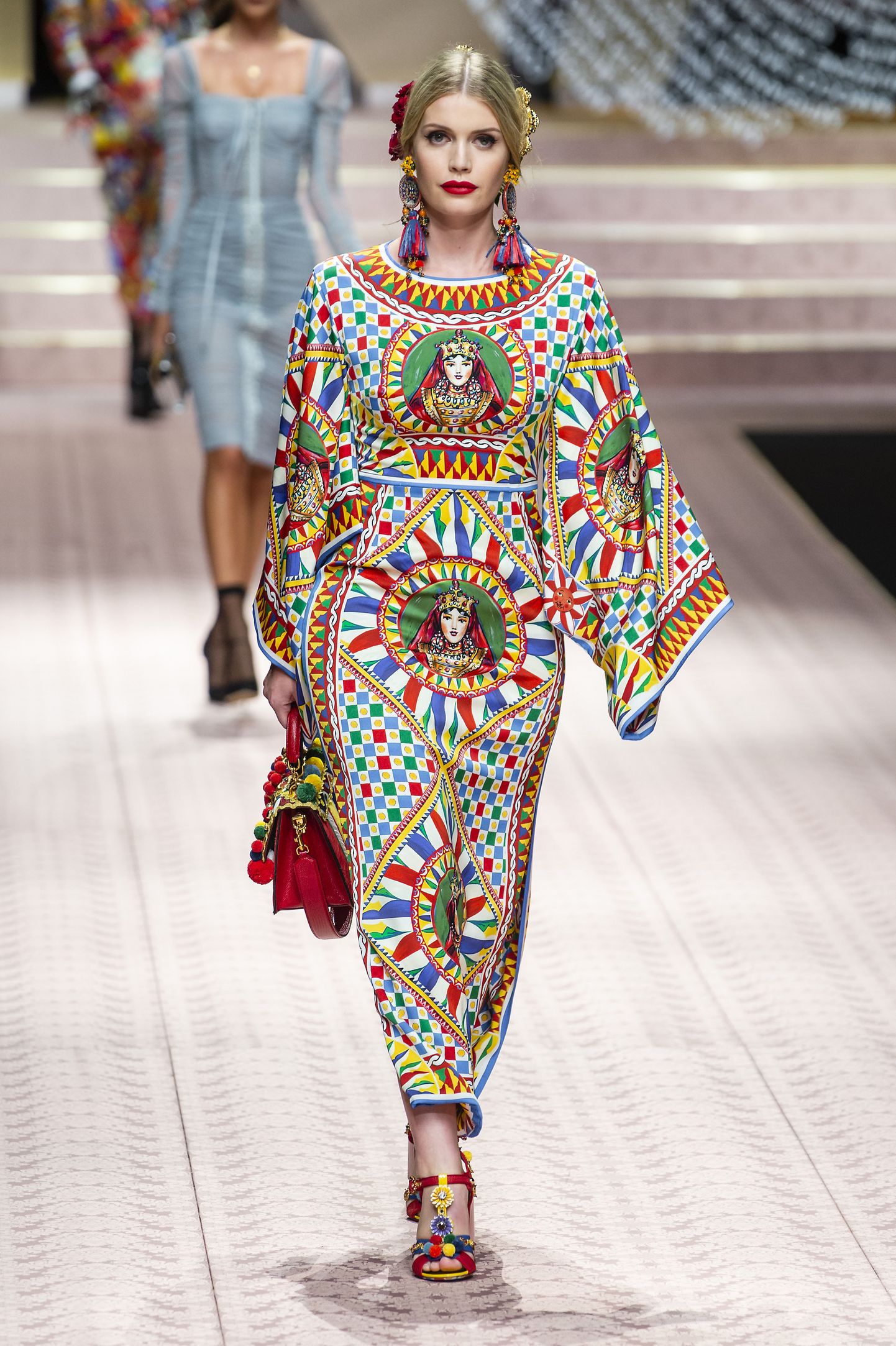 Leedi Kitty Spencer Milano moenädalal kandmas Dolce & Gabbana moemaja loomingut.