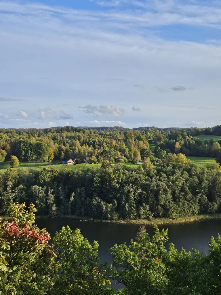 Ainava no Kornetu skatu torņa augšējās platformas. 