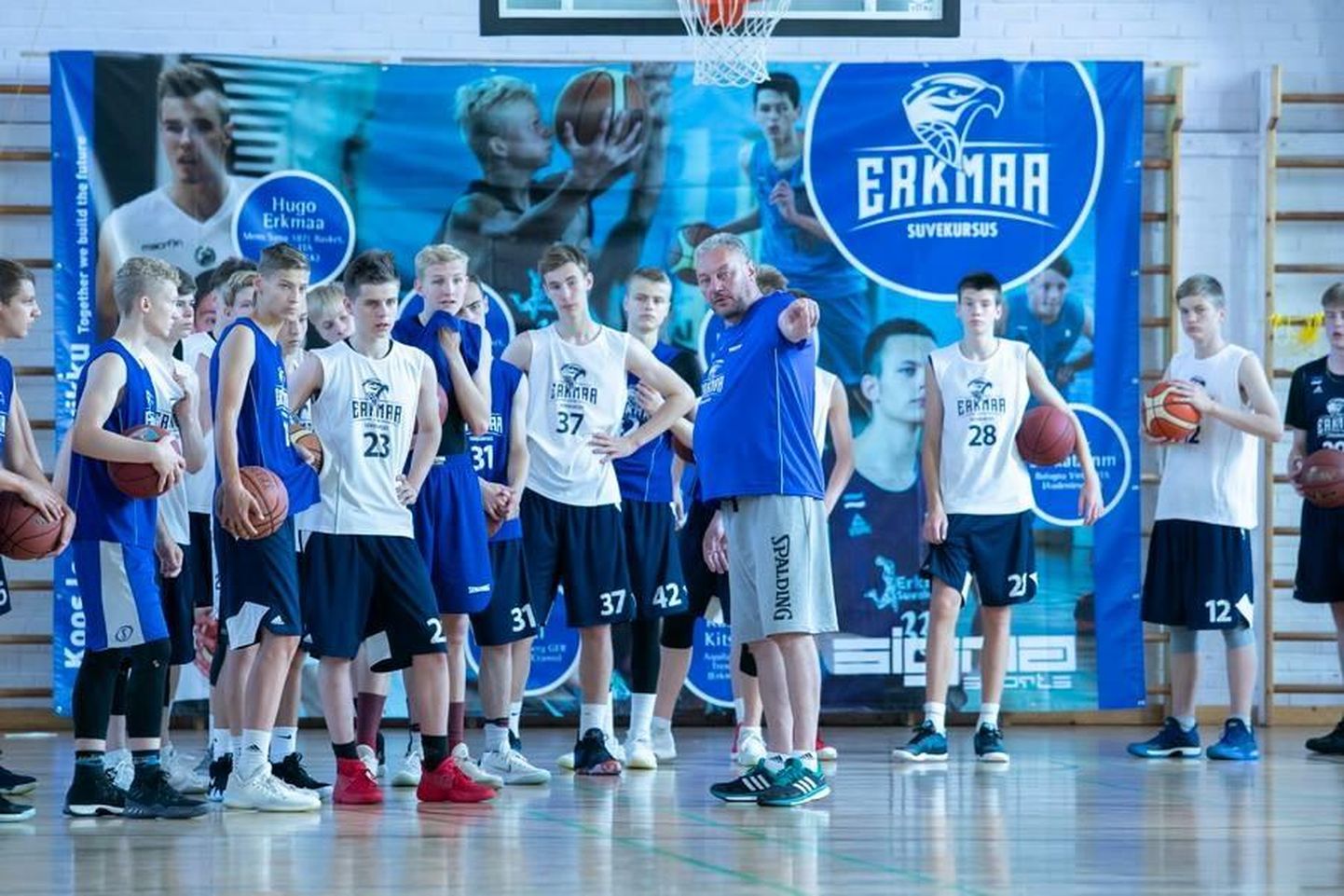 Mullu jagas Erkmaa Suvekursusel osalenud noorkorvpalluritele näpunäiteid teiste seas Tartu Ülikooli meeskonna peatreener Priit Vene (keskel). Juhendajate valik on korralik ka sellel aastal.