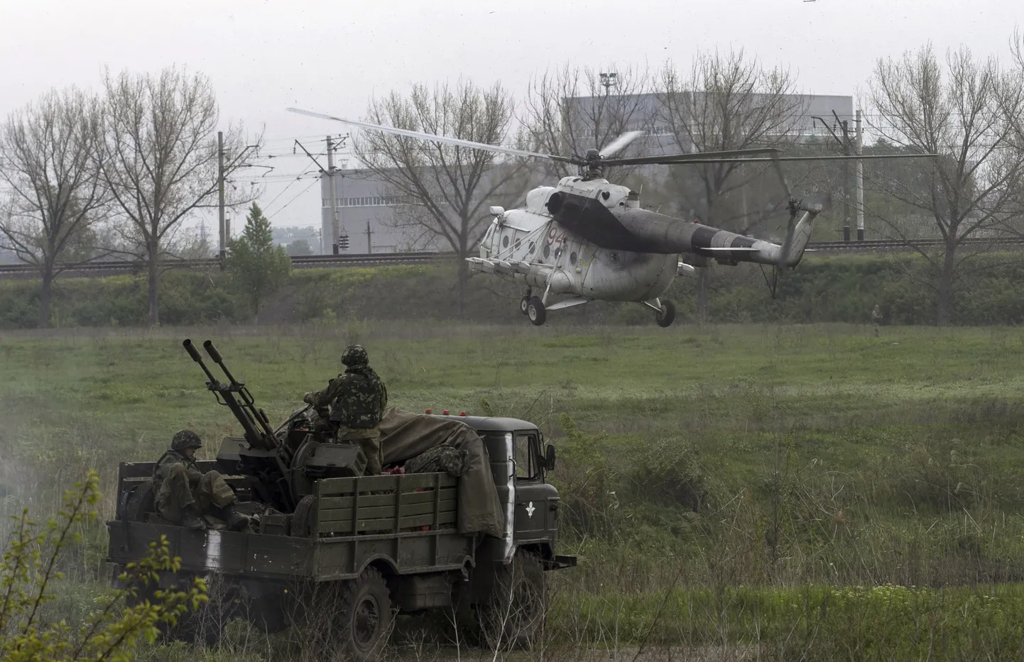 Ukraina sõjaväekopter maandumas Slovjanski lähistele 2. mail.