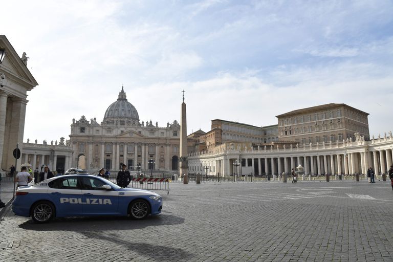 Vatikani Püha Peetruse väljak ja politseivalve