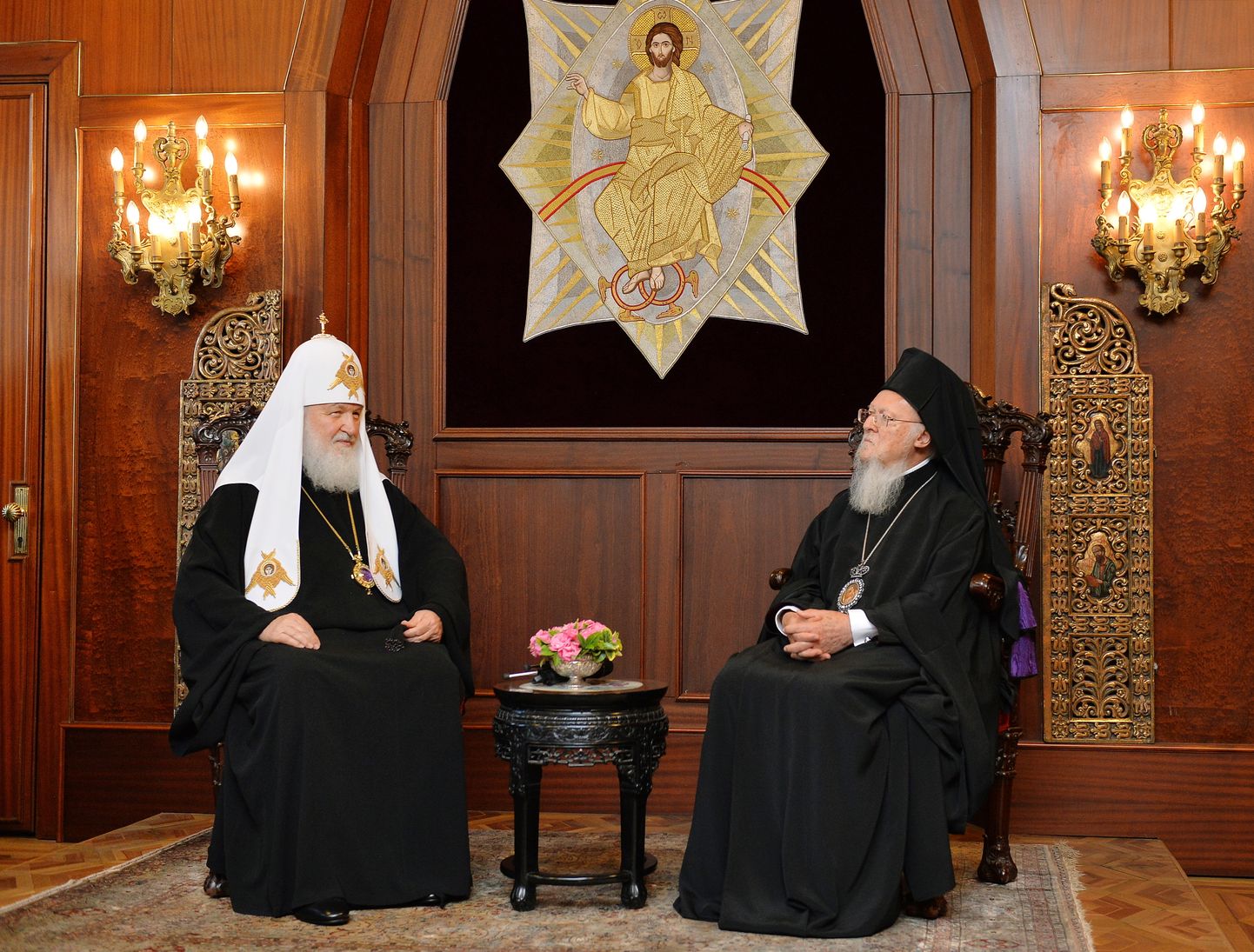 Патриарх Московский Кирилл (слева) и Константинопольский Варфоломей.