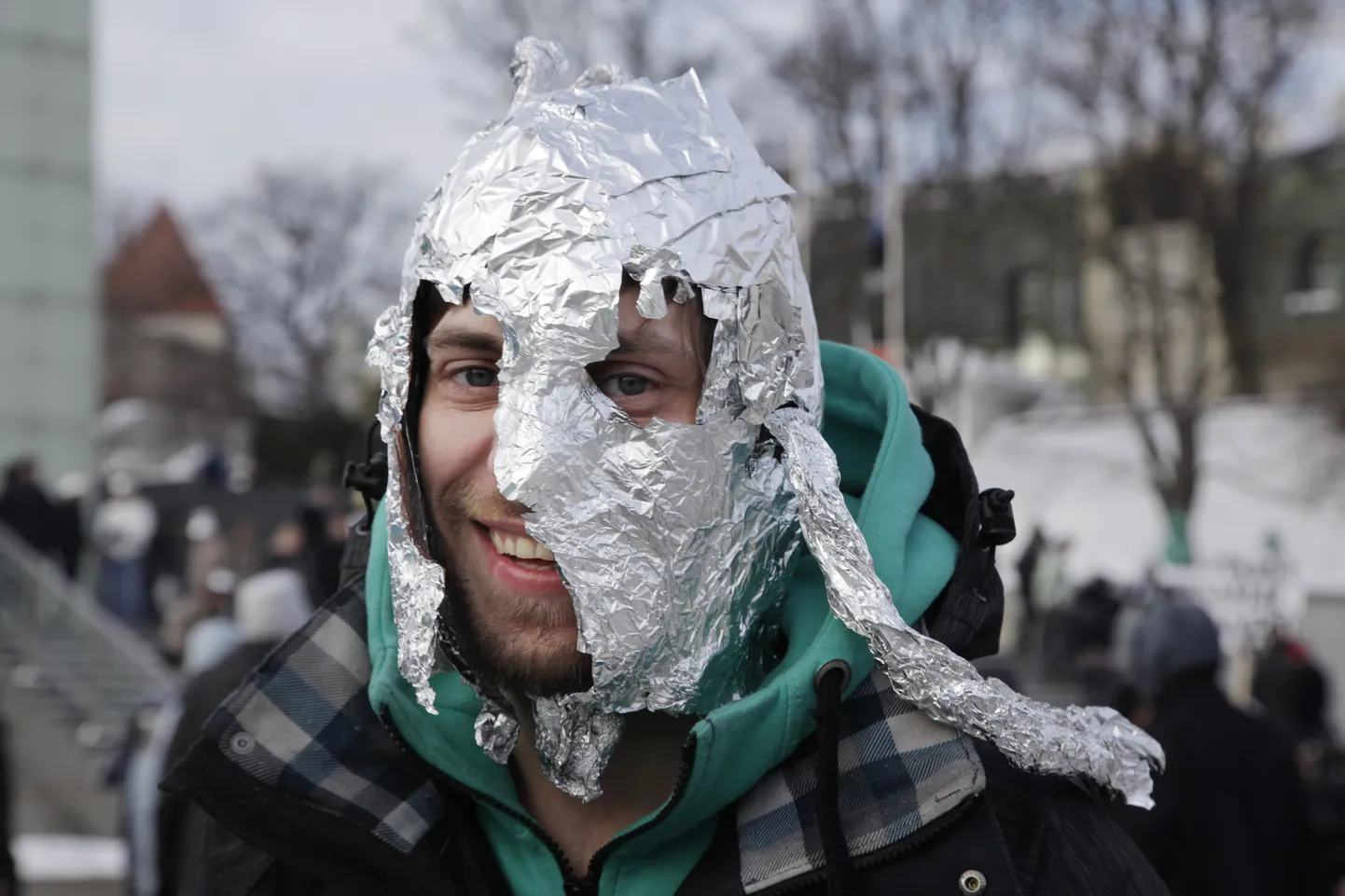 Лучшие головные уборы из фольги на демонстрации против ACTA