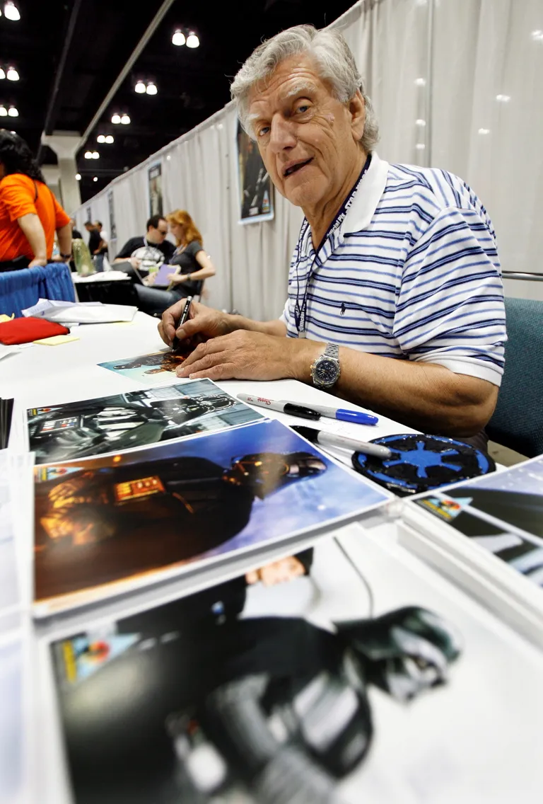 David Prowse 2007. aastal «Tähesõdade» fännidele autogramme andmas.