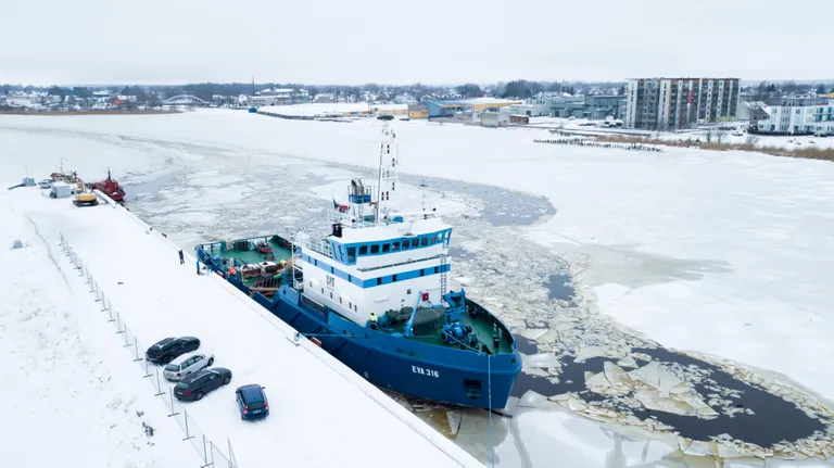 Mitmeotstarbeline jäämurdja EVA-316 Pärnu sadamas.