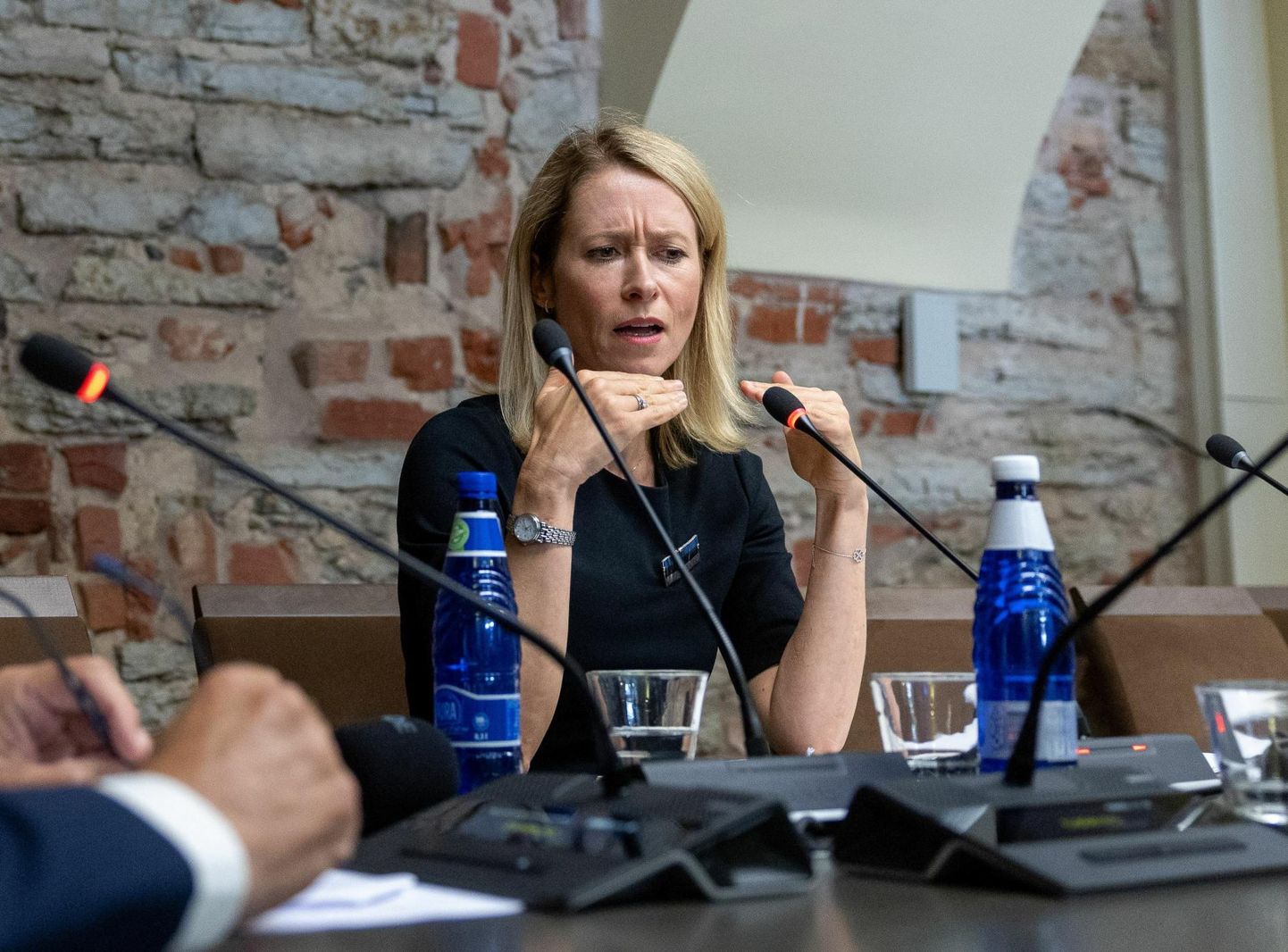 Estonia's major dailies say in their Tuesday editorials that Prime Minister Kaja Kallas once again missed the opportunity to give convincing and exhaustive answers to the public.