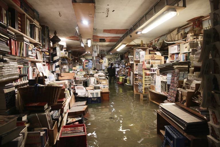 Üleujutus Veneetsia kuulsas Libreria Acqua Alta raamatupoes.