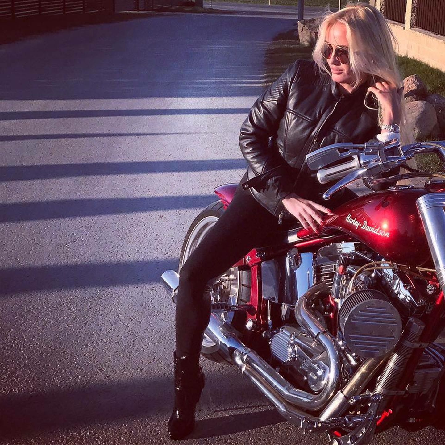 Moelooja Gerli Chantelle otsustas müüki panna oma käsitööna valminud Harley-Davidsoni