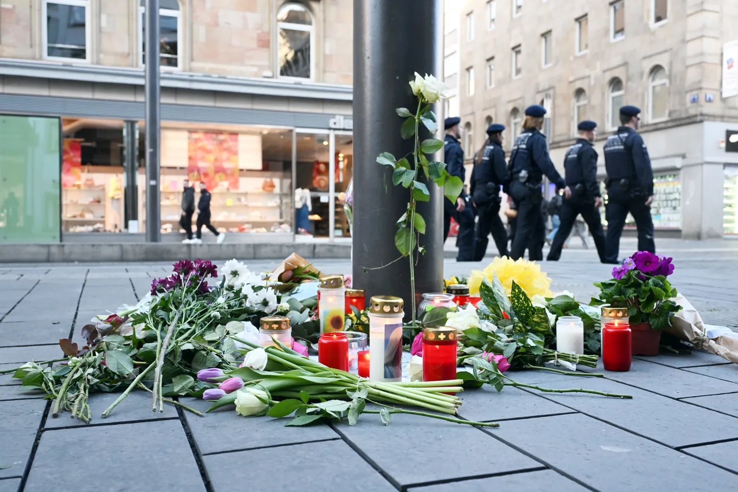Lilled ja küünlad Saksamaal Mannheimis paiga lähistel, kus 40-aastane sakslane rammis autoga esmaspäeval jalakäijaid.
