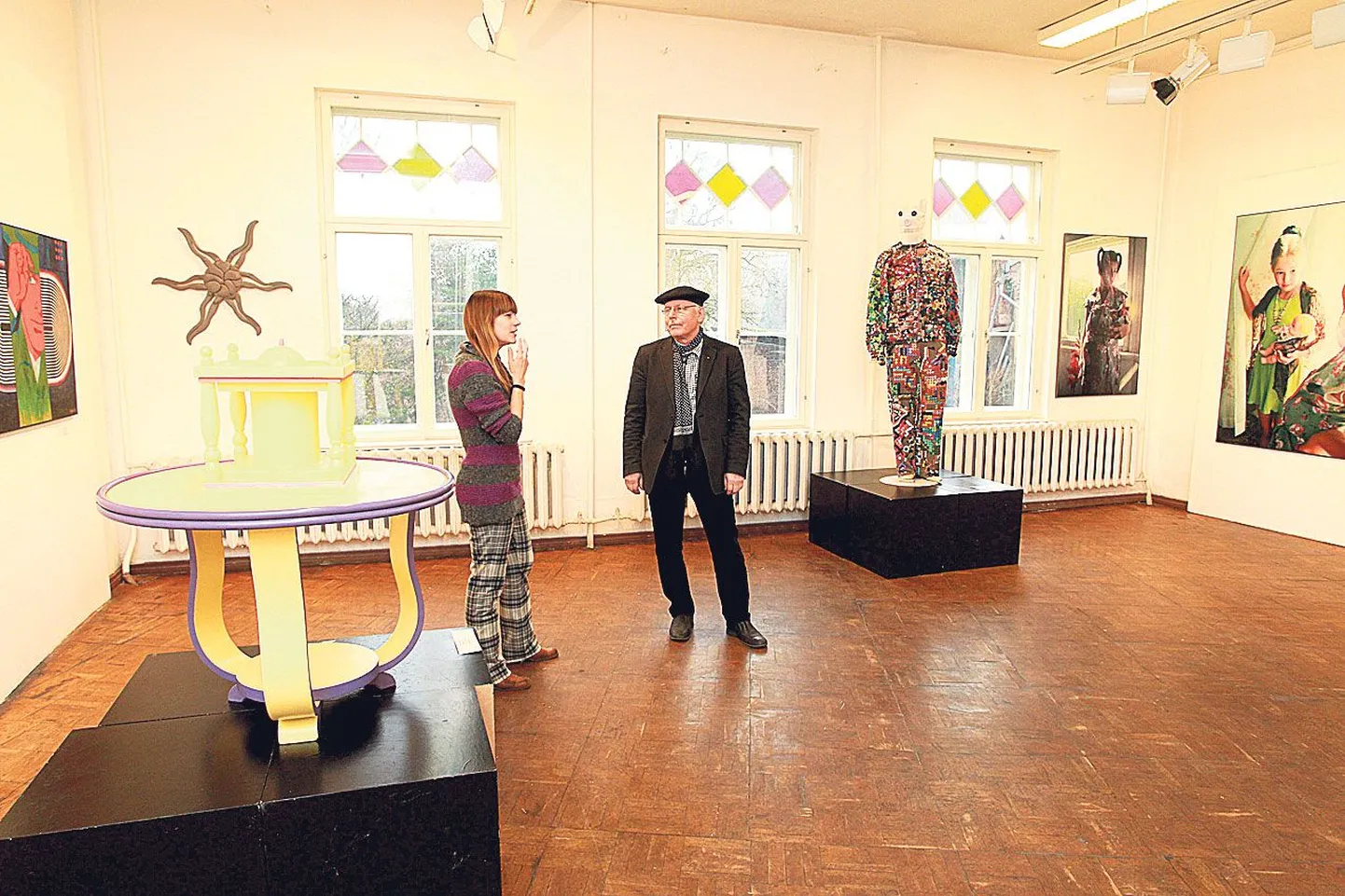 Näituse kuraator Enn Tegova ja galerist Evelin Salumaa vestlevad Kaarel Kurismaa «Purskkaevu» (1974) ja Erki Kasemetsa «Nööbikostüümi» vahel. Esimesena nimetatud teos praegu vett ei pritsi, sest ei tohi seda Tartu kunstimuuseumi säilikuna teha. Viimati nimetatud teosega tegi autor algust 1988. aastal ja jätkab, sest rõivastele õmmeldud nööpe on sama palju kui kunstnikul parajasti kogunenud elupäevi.