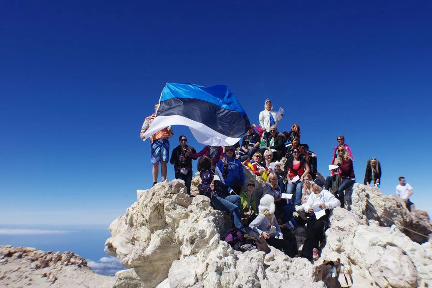 Tenerife kliimapagulased heiskasid koos kodueestlastega Hispaania kõrgeimasse tippu, El Teide vulkaani otsa Eesti lipu.