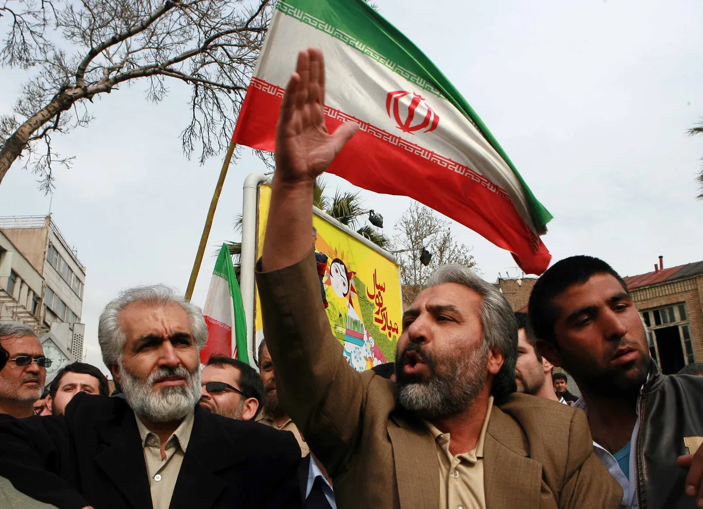 Meeleavaldus Suurbritannia saatkonna ees Teheranis aastal 2007.