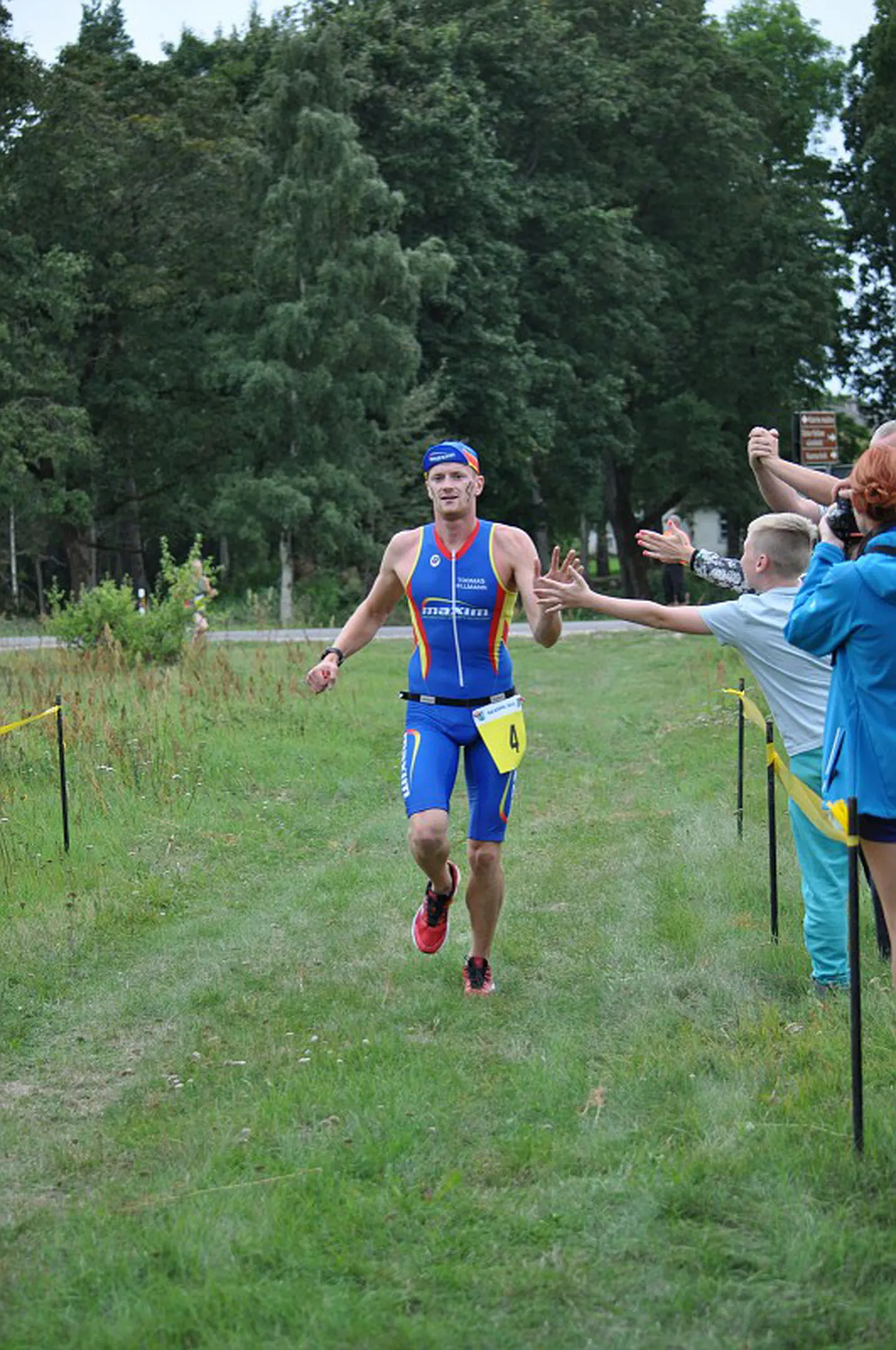 TEEL VÕIDULE: Finišeerib Tõrise triatloni 2013 absoluutne võitja Toomas Ellmann (klubi TriSmile, Tallinn). Foto: erakogu