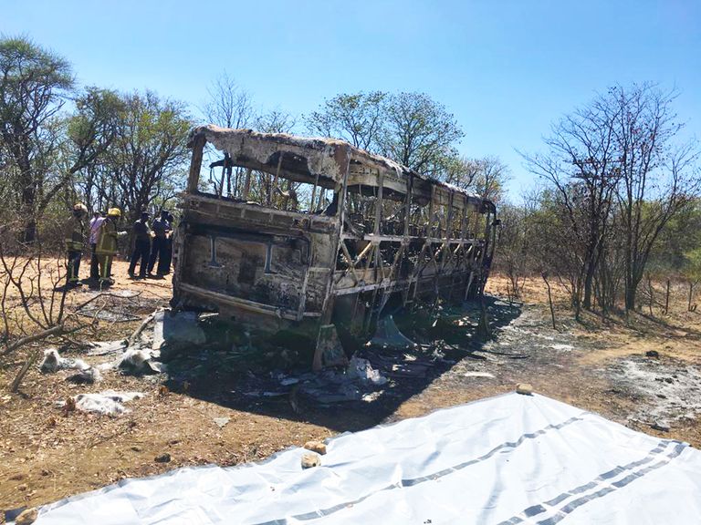 Zimbabwes maha põlenud buss. 