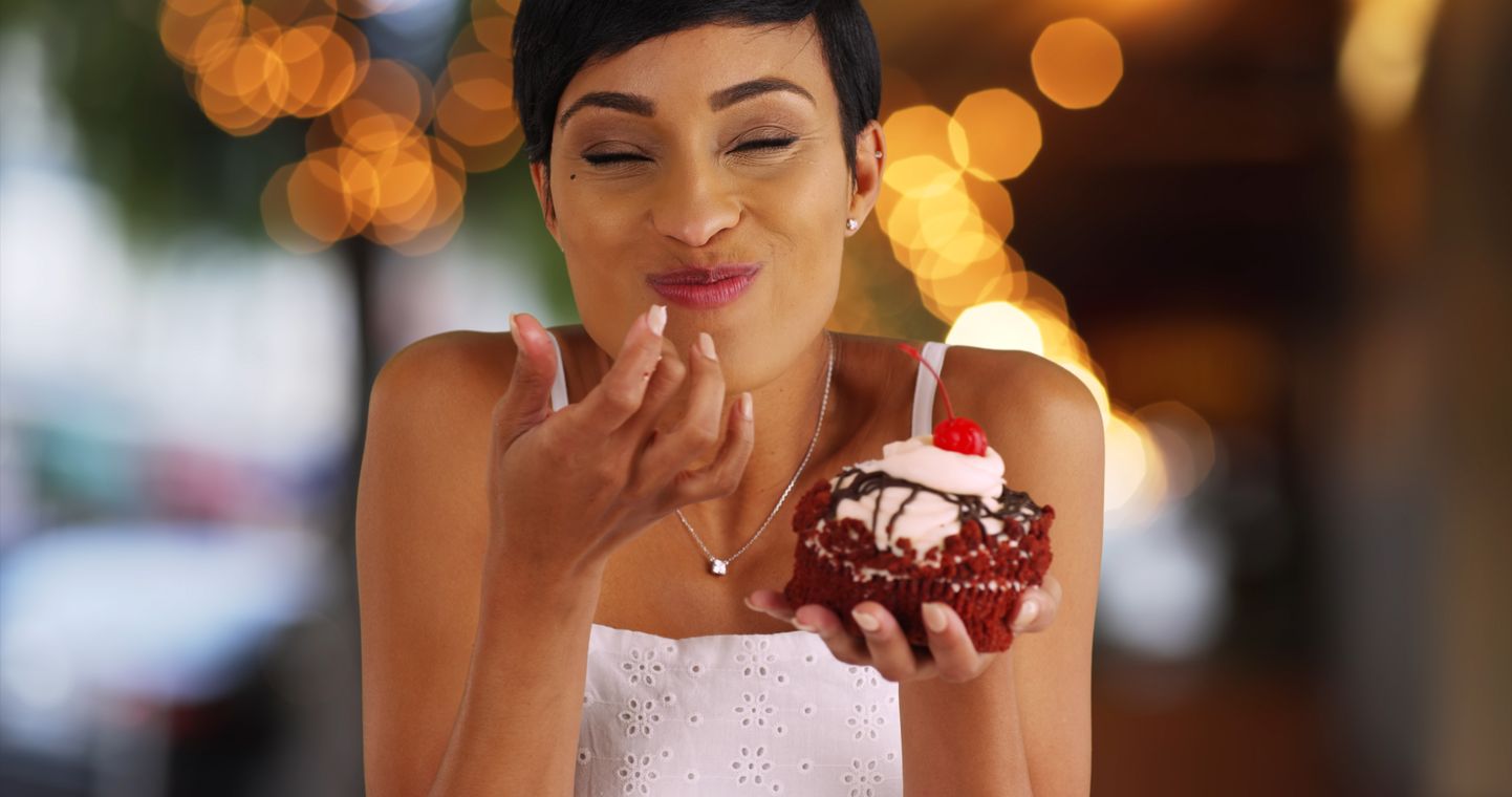 Женщина ест десерт. Иллюстративное фото