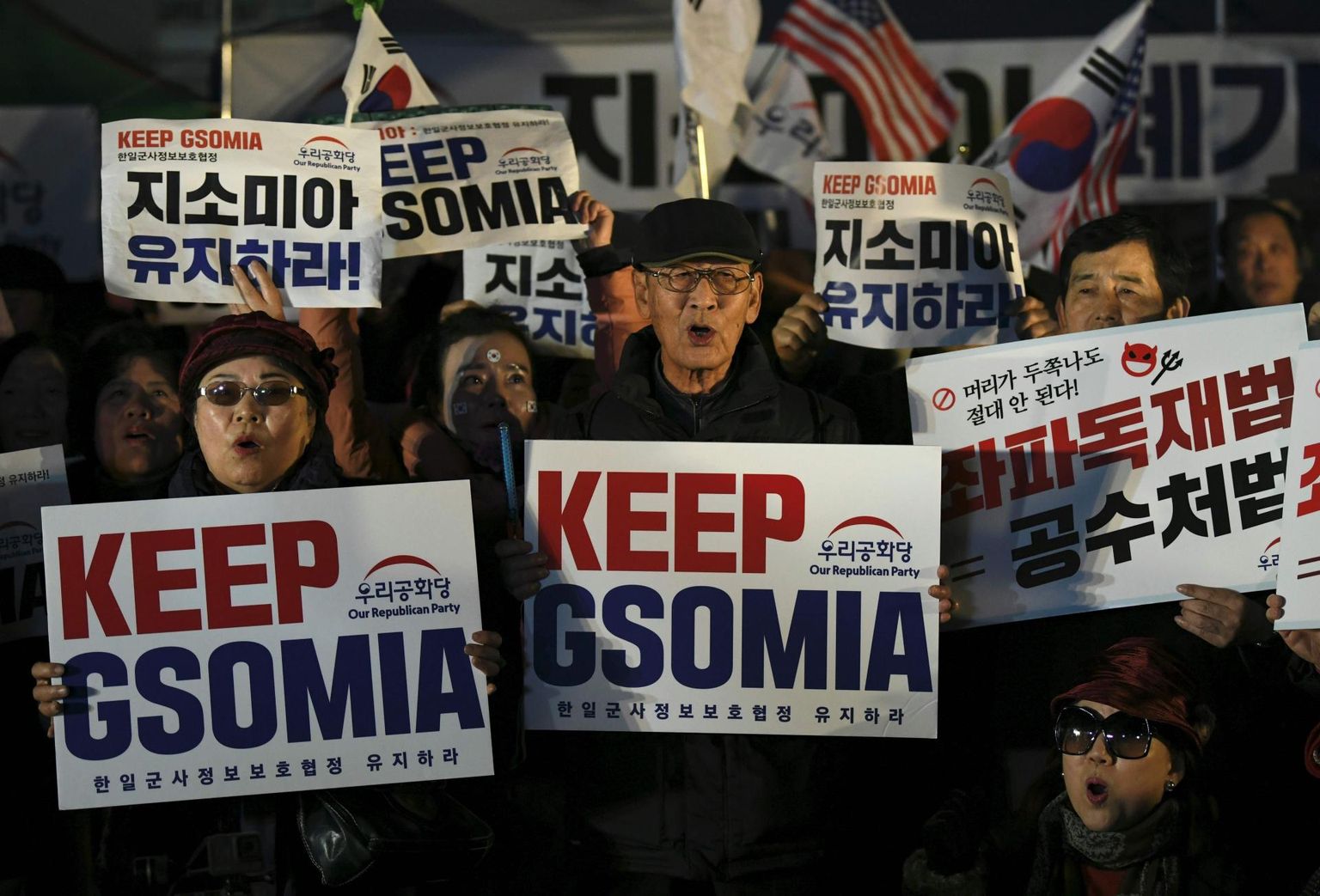 22. novembri õhtul kogunesid USA saatkonna juurde Soulis meeleavaldajad, et nõuda Jaapani ja Lõuna-Korea luureinfo jagamise lepingu (GSOMIA) pikendamist.